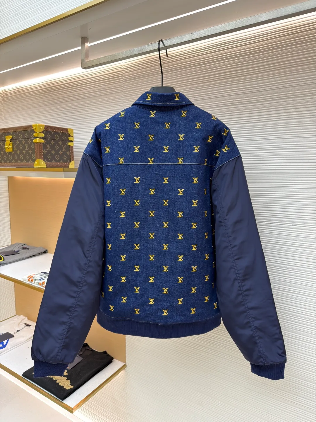 LOUIS VUITTON Full-frame embroidered denim splicing cotton jacket ●Original version: Purchased and developed for 29300 ●Item number: 1681690-B50 ●Material: twill denim cotton fabric ●Technology: embroidery production ●Color: royal blue ●Version: fitted version ●Weight: about 940 grams ●Size: 46-48-50-52 ●Description: Made of 10*10 count twill denim cotton, 11 ounces, 360 grams. Sleeves are woven, 50% cotton, 50% polyester. The lining is made of high-density rayon lining with 1400-wash cotton. The thread adopts 1*1 pure cotton 16 count double yarn thread. The access control button is made of electroplated brass four-button buckle, and the surface is electroplated with black oil and treated with black characters. The collar bar is electroplated brass and aged. The embroidery uses computer positioning embroidery technology. There are hundreds of embroidery logos on the front of the whole piece. The plate is adjusted 6 times. The printing fee is more expensive than clothes. The entire piece of clothing is aligned on the front, left, and back. The denim fabric is cut and washed from cloth, so that each cut piece is evenly colored. 1:1 high restoration. This baseball jacket is a clever update on a classic men's silhouette. The denim body is fully embroidered with the LV Blason pattern, and the handwritten Louis Vuitton logo is placed on the chest pocket to highlight the brand's identity. Nylon sleeves and rib elements collide with dynamic vitality, and the quilted lining has hidden functions that can easily transcend seasonal changes. The overall wiring is straight and delicate, the fabric is comfortable and soft, and the color is consistent without color difference. It can be matched with the same style to create a fashionable look and control various occasions. Customized accessories, complete with three standards, same style for men and women!